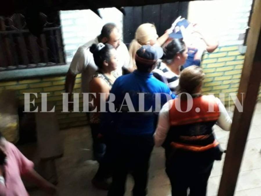 Dramáticas imágenes de parientes envueltos en llanto dejó asesinato de personas en un bar de El Carrizal número 2