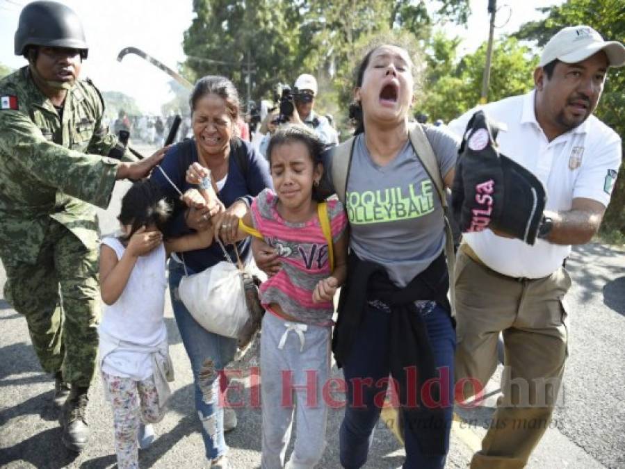 Con gritos y empujones repelen caravana migrante en México (Fotos)