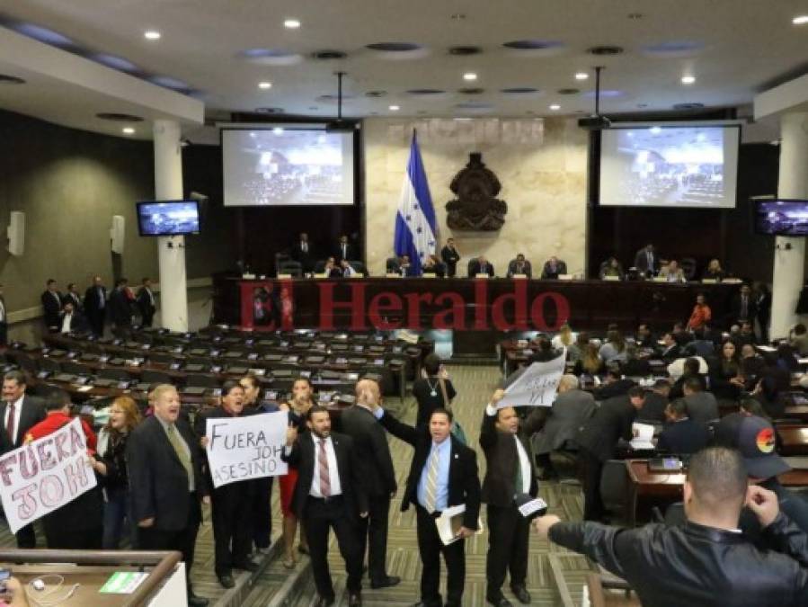 Así fue la protesta de los diputados de Libre en la sesión del Congreso Nacional este jueves