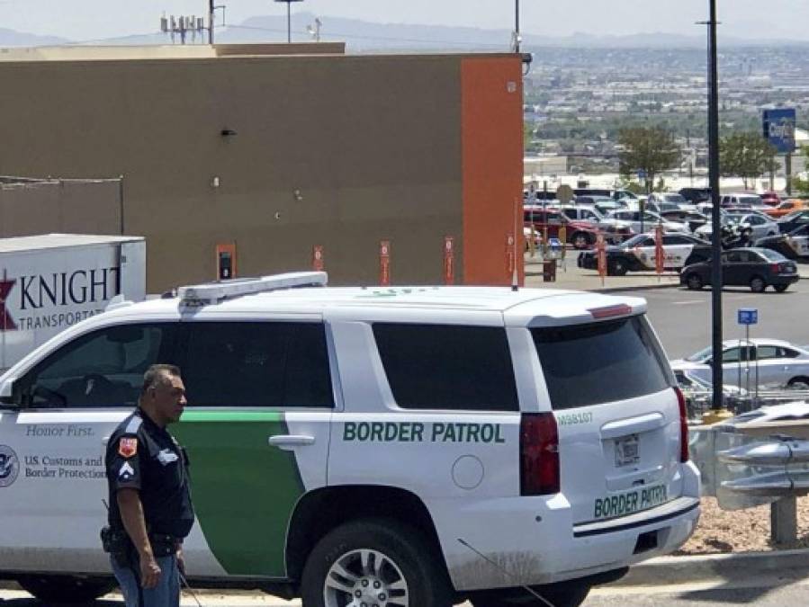 FOTOS: Desconsuelo, lágrimas y dolor entre los familiares de las víctimas de la masacre en un centro comercial de El Paso, Texas