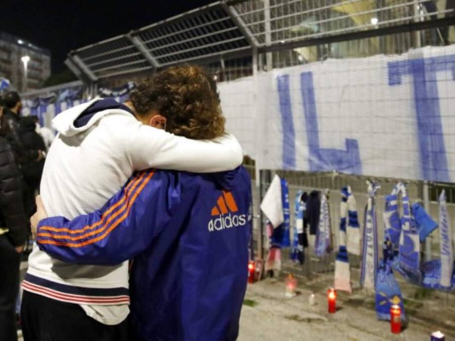 Grandes y chicos lloran a Maradona, el 'pibe de oro' que les llevó a la gloria (FOTOS)