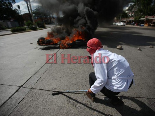 Fotografías de la pelea campal entre policía y universitarios en la UNAH