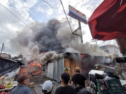 Pavoroso incendio destruye varios comercios en el centro de San Pedro Sula (Fotos)