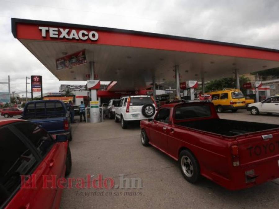 FOTOS: Largas filas en gasolineras ante supuesto desabastecimiento de combustible   