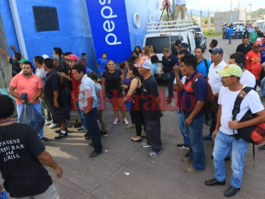 FOTOS: Aficionados de Motagua comienzan a pintar de azul el Estadio Nacional