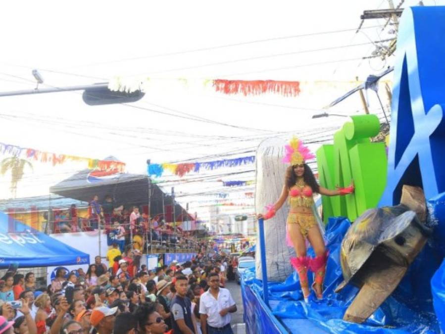 Hermosas mujeres brillaron en el colorido carnaval de La Ceiba