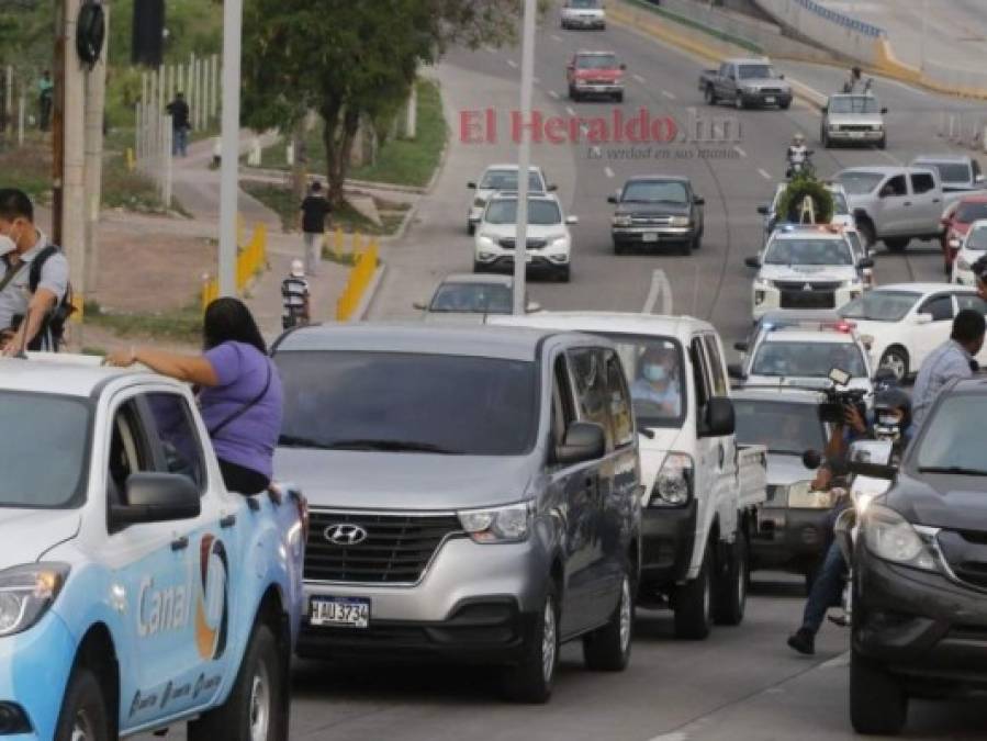 Así fue la caravana que trasladó a Chelato Uclés a la Basílica de Suyapa