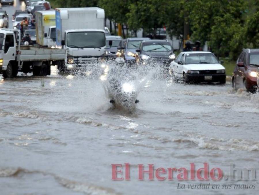 Calles bajo el agua y largas colas: lluvias dejan anegada la capital