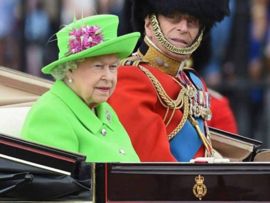 Se burlan de la Reina Elizabeth por su peculiar vestido verde