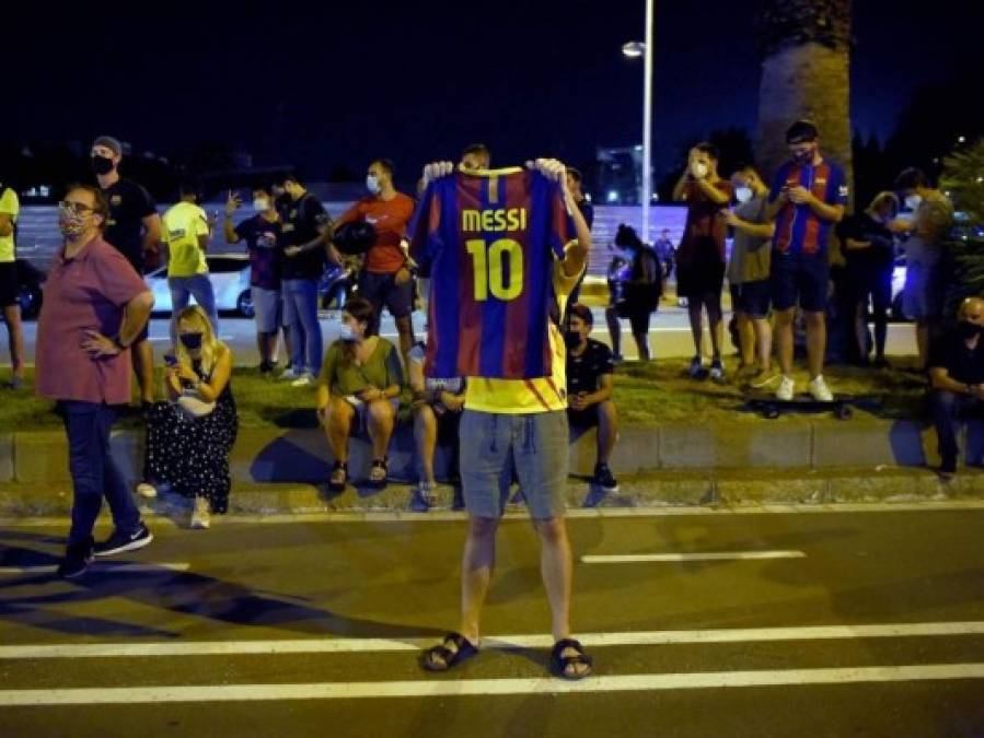 FOTOS: Aficionados del Barcelona devastados y enojados por salida de Messi