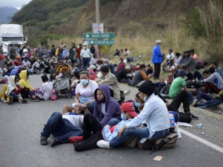 Cansados, sitiados y con hambre, la desesperación en el rostro de migrantes que piden les dejen continuar travesía (FOTOS)