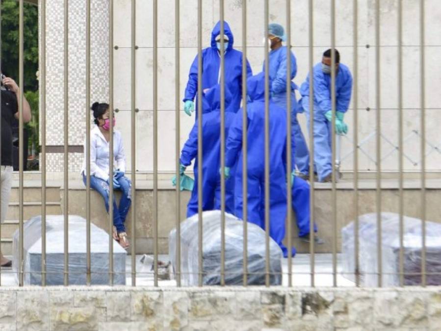 Horror y drama en entierros exprés de muertos por coronavirus en América Latina
