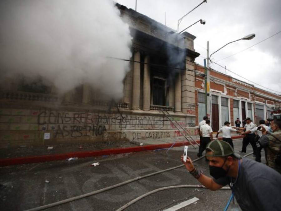 Prenden fuego a Congreso de Guatemala en protesta por reducción de fondos a Educación y Salud (FOTOS)