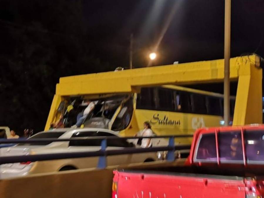 Las fotos que dejó la colisión de bus contra vía rápida en la capital