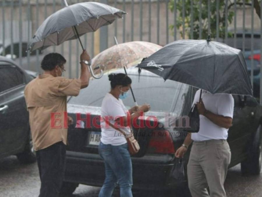 Fuerte lluvia sorprende a los capitalinos este Sábado Santo (FOTOS)