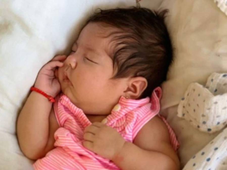 FOTOS: Jhow Benavídez enternece las redes al presentar a su primera hija