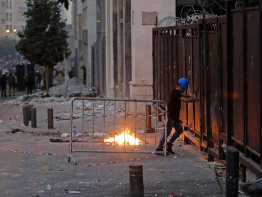 Se intensifican protestas por explosión de 2,750 toneladas de nitrato de amonio en Beirut