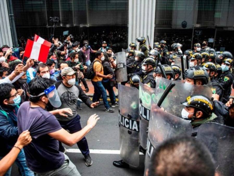 Jornada de intensas protestas en Perú un día después de la destitución de Vizcarra (FOTOS)