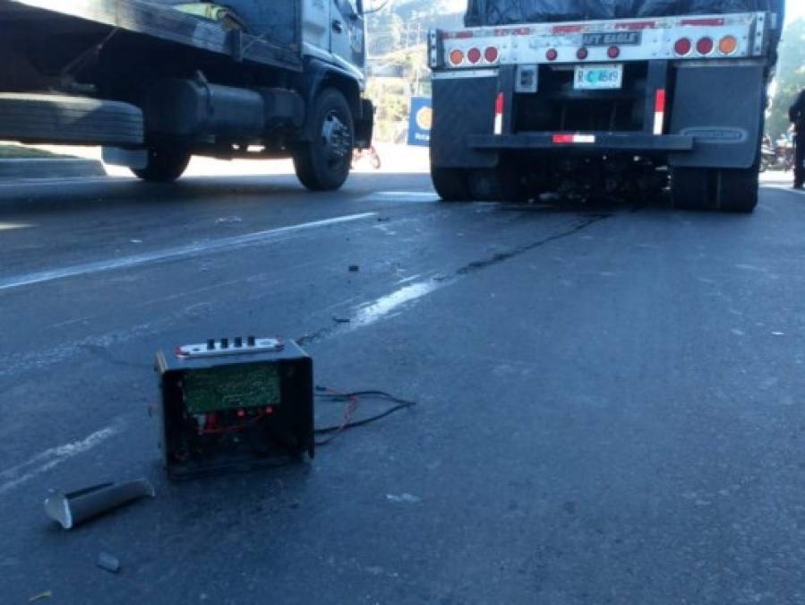 Así quedó atrapada motocicleta bajo las ruedas de una rastra en El Durazno