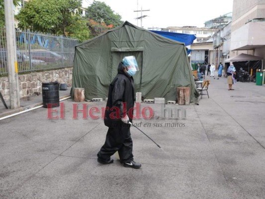 FOTOS: Abarrotados los centros de triaje en la capital de Honduras