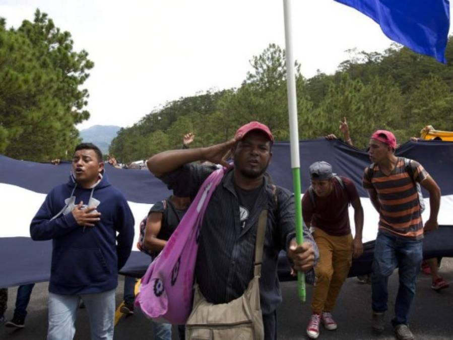 Con documentos en mano, caravana de migrantes hondureños avanza a través de Guatemala rumbo a EEUU