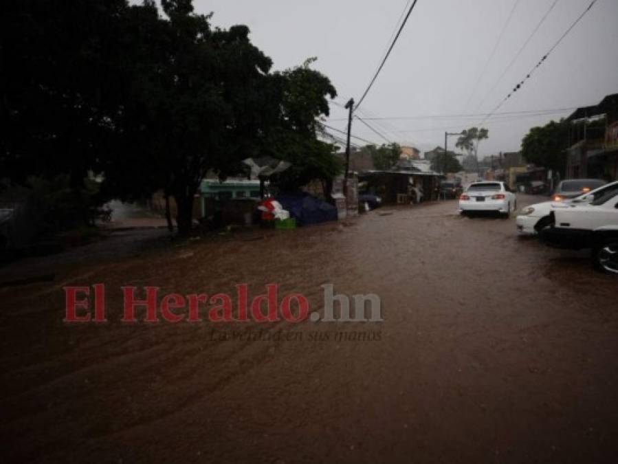 Calles convertidas en ríos y autos atrapados dejan las lluvias en la capital