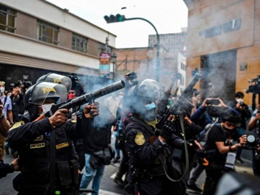 Jornada de intensas protestas en Perú un día después de la destitución de Vizcarra (FOTOS)