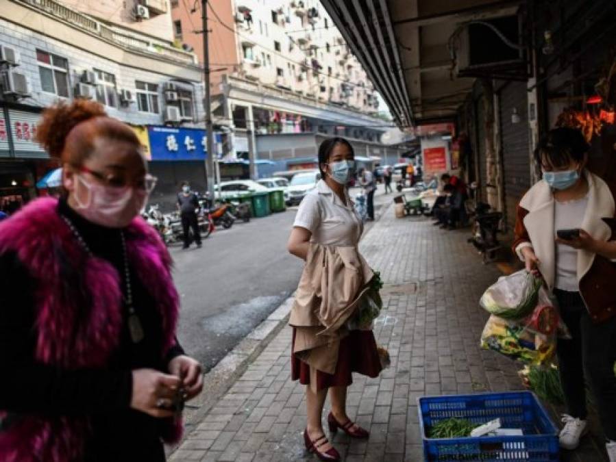 Entre llanto y abrazos, Wuhan celebra el fin de confinamiento por Covid-19