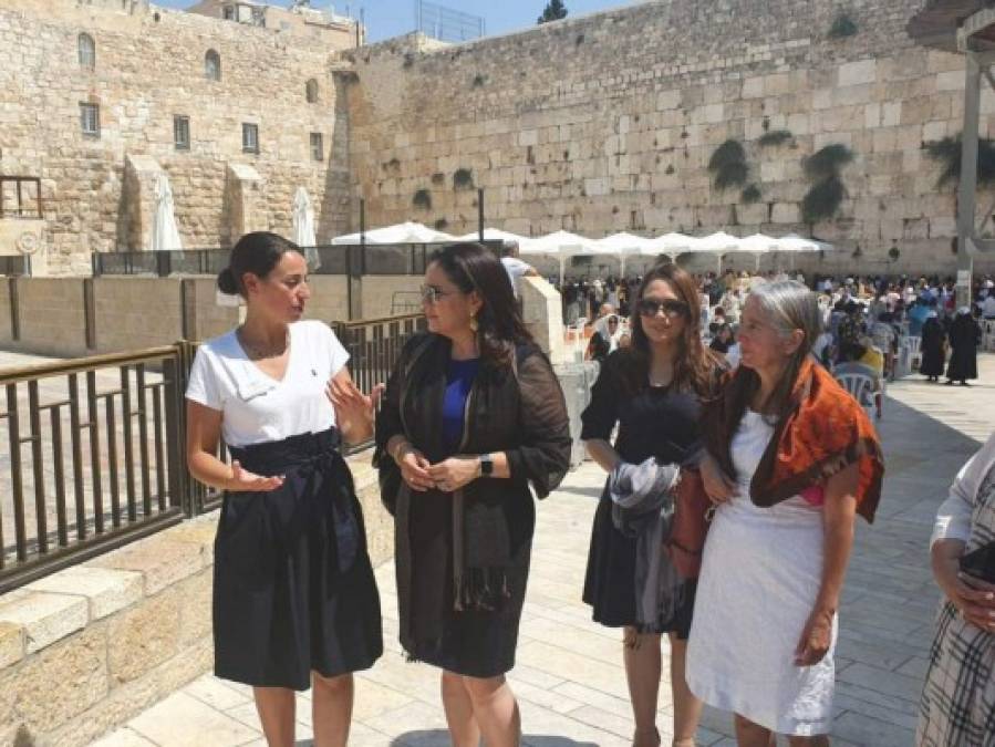 Los looks de Ana García de Hernández durante visita a Jerusalén