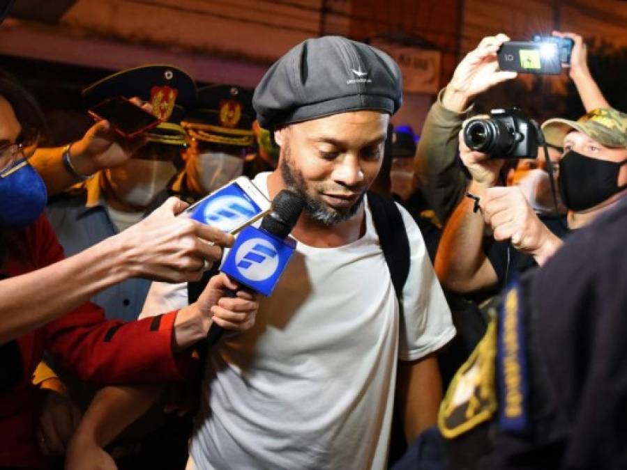 FOTOS: Así fue la llegada de Ronaldinho al hotel donde guardará prisión