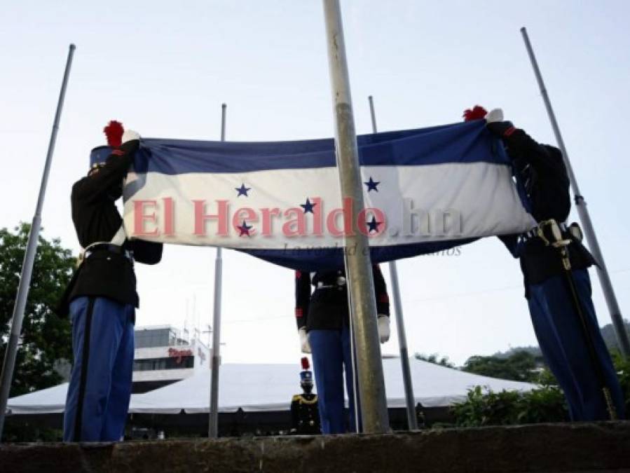 Solemnidad y patriotismo en el inicio de fiestas Patrias en Honduras (FOTOS)