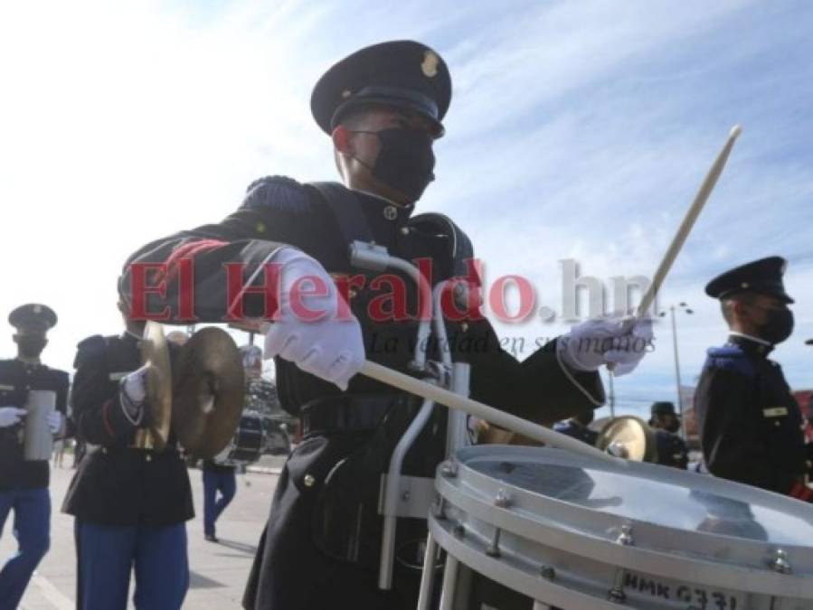 Por aire y tierra: con desfiles interinstitucionales rinden honor en el Bicentenario