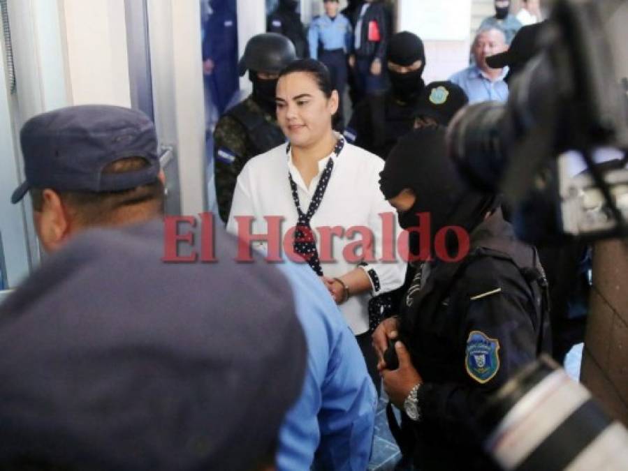 Sonriente llegó Rosa Elena Bonilla de Lobo a la audiencia inicial