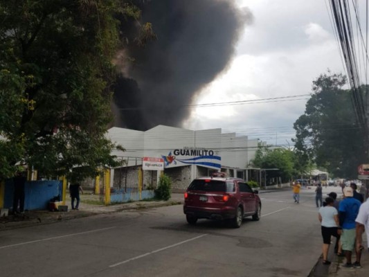 Pavoroso incendio destruye varios comercios en el centro de San Pedro Sula (Fotos)