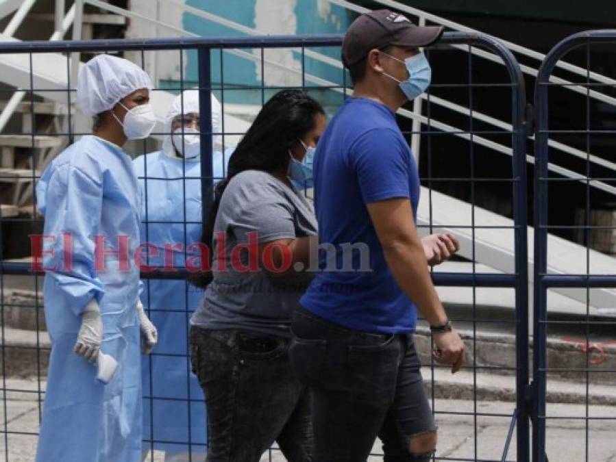 FOTOS: Pacientes sospechosos de covid-19 abarrotan triaje de la Mayangle