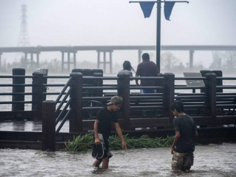 FOTOS: Estadounidenses desafían las alertas por el huracán Florence