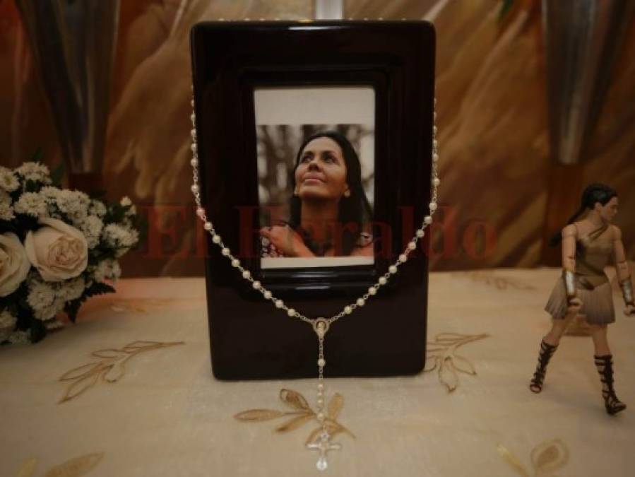 Amigos y familiares de la periodista Indira Murillo velan sus restos en Honduras