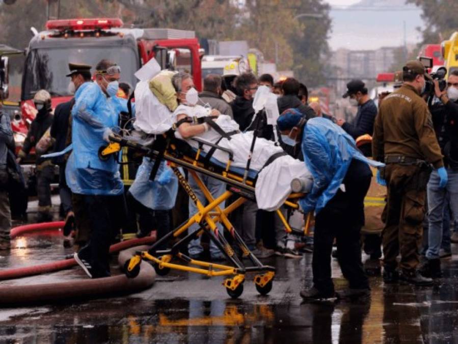 La dramática evacuación de pacientes entubados por incendio en hospital de Chile (Fotos)