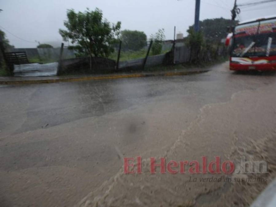 FOTOS: Los estragos que causó el fuerte aguacero este martes en la capital
