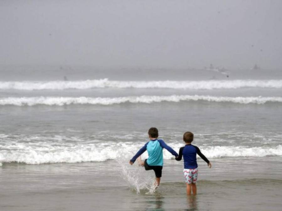 Por altas temperaturas, californianos salen a las playas pese a Covid-19