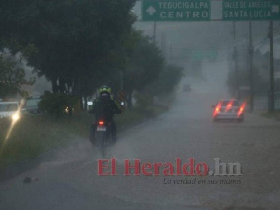 Calles convertidas en ríos y autos atrapados dejan las lluvias en la capital