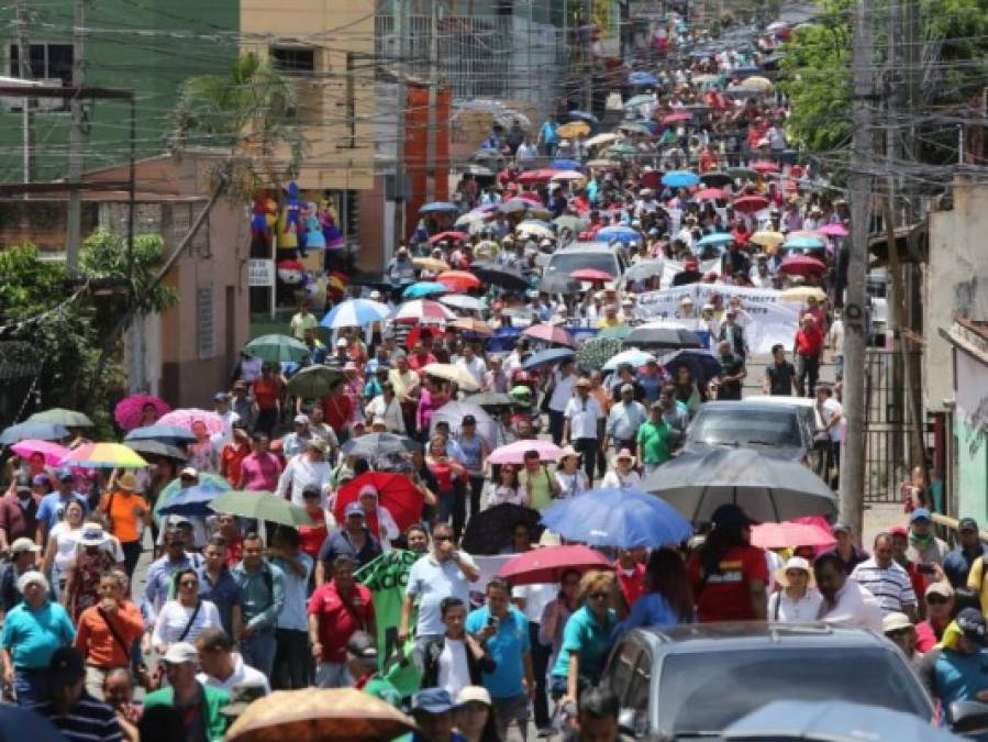 FOTOS: Cuarta semana de protestas de maestros y médicos tras polémicos decretos