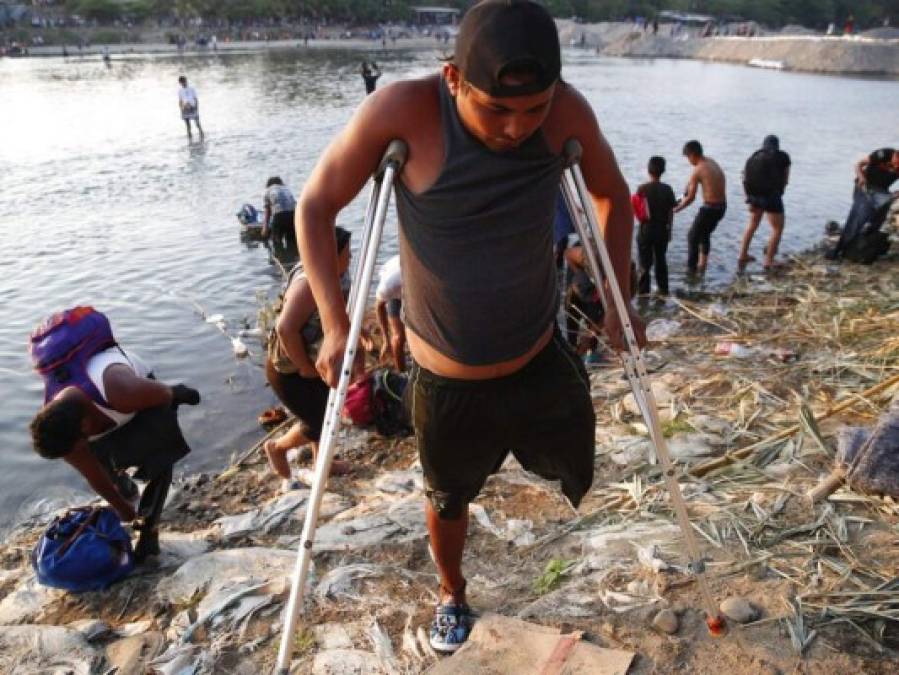 Entre basura y secando ropa en piedras, migrantes siguen varados en río Suchiate