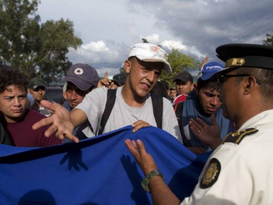 Con documentos en mano, caravana de migrantes hondureños avanza a través de Guatemala rumbo a EEUU