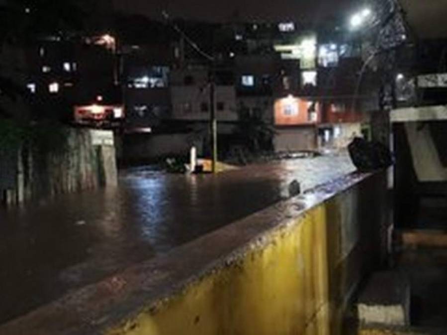 Aludes, inundaciones y árboles caídos entre daños por lluvias en la capital