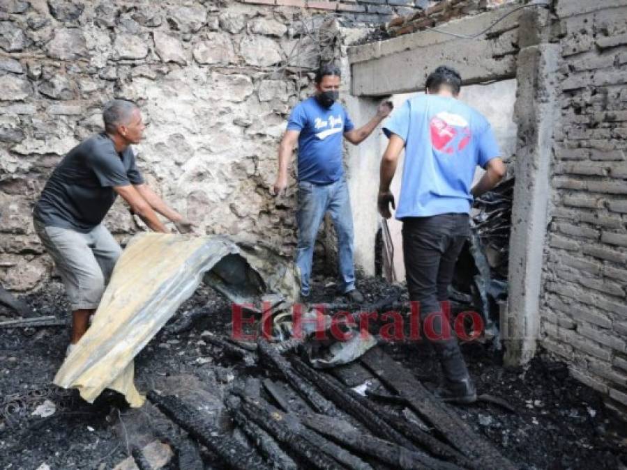 Afectados limpian escombros de casas reducidas a cenizas por incendio en colonia Divanna (FOTOS)