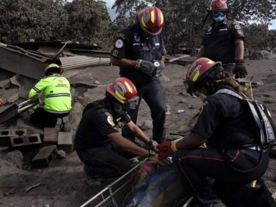 ﻿Fotos: La noble labor de los héroes anónimos tras erupción del volcán de Fuego en Guatemala