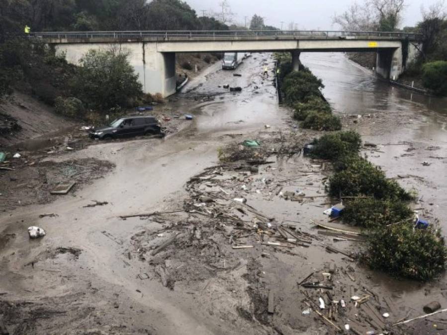 Escenas caóticas en California por inundaciones, deslaves y muerte