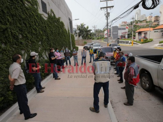 FOTOS: Abarrotados los centros de triaje en la capital de Honduras