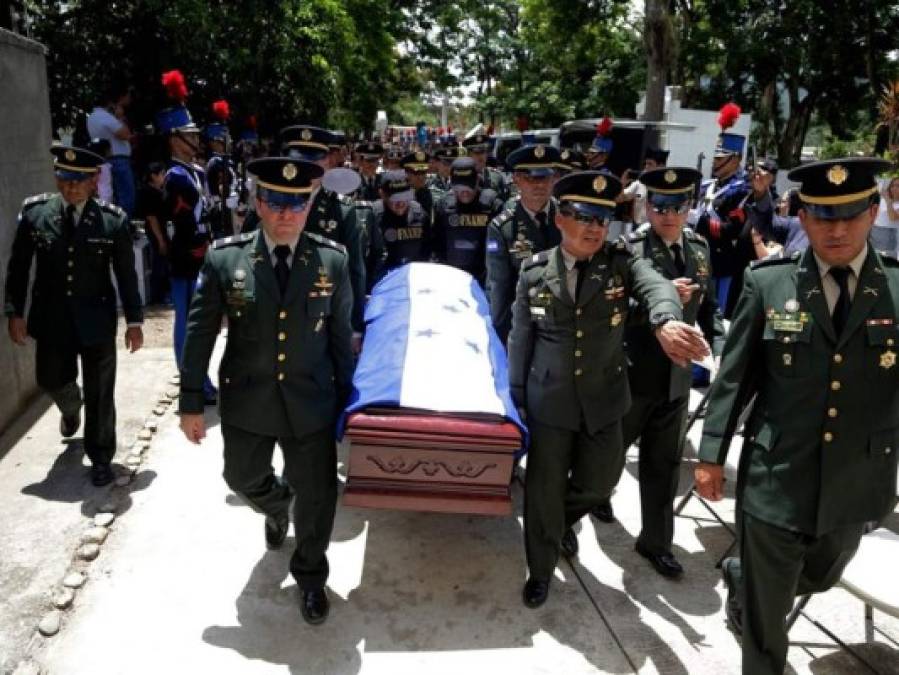 FOTOS: Desgarrador entierro del oficial de la FNAMP muerto en combate